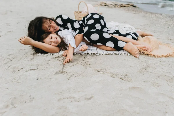 若い美しいママと娘の海ビーチ — ストック写真