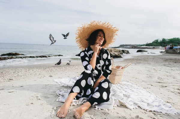 Γυναίκα Καλοκαιρινές Διακοπές Φορώντας Ψάθινο Καπέλο Και Φόρεμα Παραλία Απολαμβάνοντας — Φωτογραφία Αρχείου