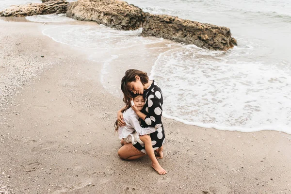 Madre Hija Cogidas Mano Caminando Por Playa —  Fotos de Stock