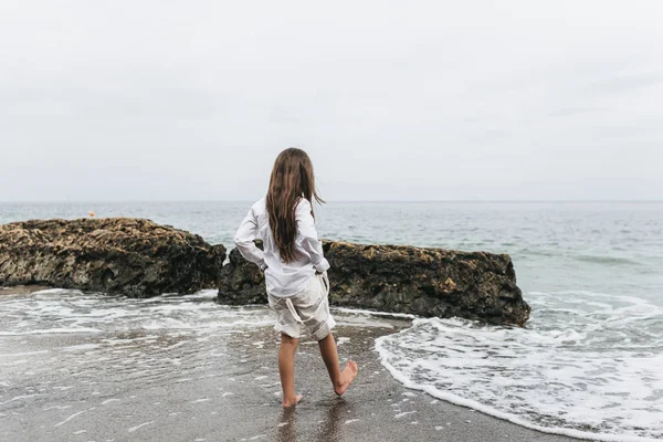 Underbar Liten Flicka Stranden Sommarlovet — Stockfoto