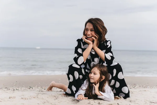 Moeder Dochter Hand Hand Wandelen Strand — Stockfoto