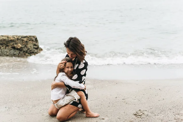 Mère Fille Tenant Main Marchant Sur Plage — Photo