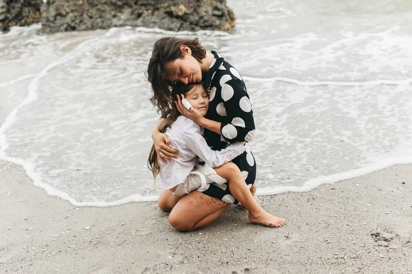 Ibu Dan Anak Berpegangan Tangan Dan Berjalan Pantai — Stok Foto