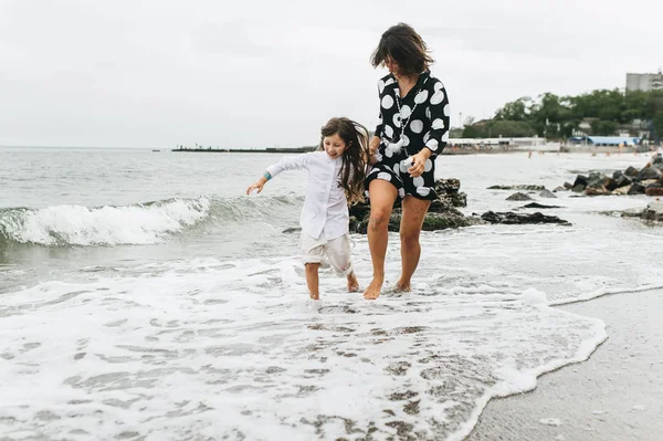 Madre Figlia Che Tengono Mano Camminano Sulla Spiaggia — Foto Stock