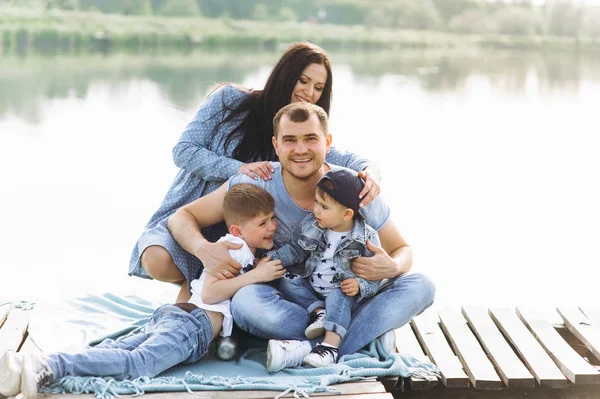 Família Feliz Com Duas Crianças Perto Rio — Fotografia de Stock