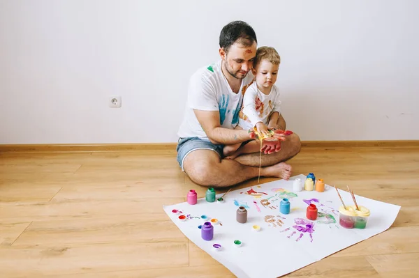 Vader Kind Spelen Met Verfkleuren — Stockfoto