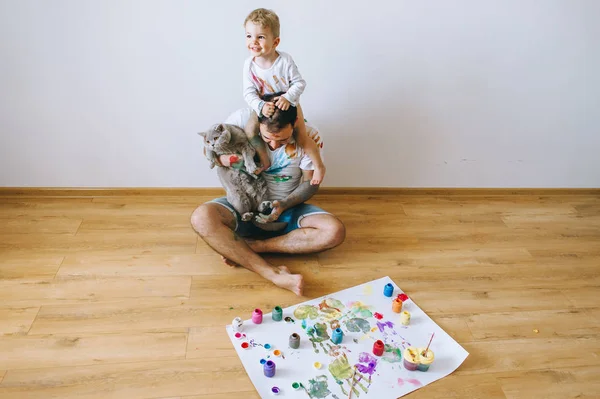 Vader Kind Spelen Met Verfkleuren — Stockfoto