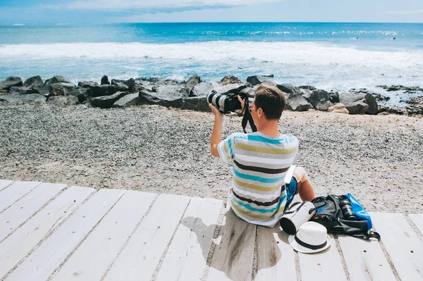 Красивый Молодой Парень Фотограф Работающий Ноутбуком Пляже — стоковое фото