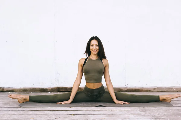 Atractiva Joven Pose Yoga Sobre Fondo Blanco —  Fotos de Stock