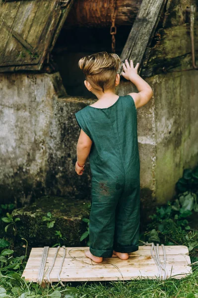 Bir Yeşil Birlikte Oynarken Beyaz Saçlı Sevimli Küçük Çocuk — Stok fotoğraf