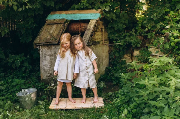 Zwei Schöne Mädchen Antiken Hemden Der Nähe Eines Brunnens — Stockfoto