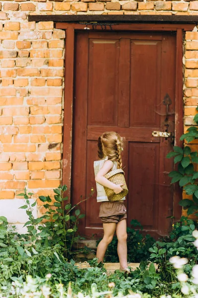 Carino Bambina Con Capelli Biondi All Aperto — Foto Stock