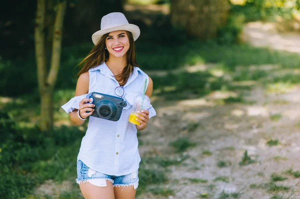 Hermosa Joven Parque Con Una Cámara Jugo Sus Manos — Foto de Stock