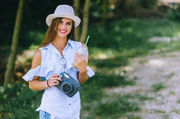 Hermosa Joven Parque Con Una Cámara Jugo Sus Manos — Foto de Stock