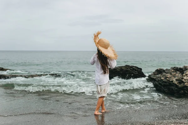 Красивая Маленькая Девочка Соломенной Шляпе Пляже Время Летних Каникул — стоковое фото