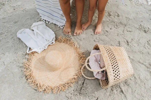 Kobieta Nogi Slomkowy Torba Lei Girlanda Białym Piaskiem Plaży Nad — Zdjęcie stockowe