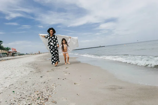 Madre Hija Cogidas Mano Caminando Por Playa — Foto de Stock