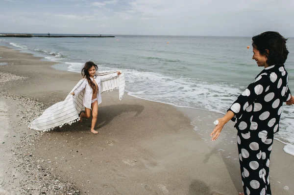 Madre Hija Cogidas Mano Caminando Por Playa — Foto de Stock