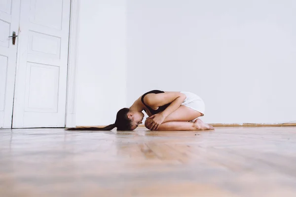 Menina Bonita Parquete Lacado Meio Uma Sala Branca Sob Problemas — Fotografia de Stock