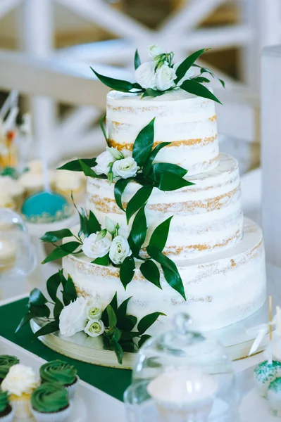 Schöne Hochzeitstorte Mit Sahne Dekoriert — Stockfoto