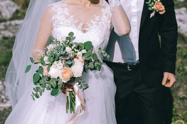 Belo Buquê Casamento Mãos Noiva — Fotografia de Stock