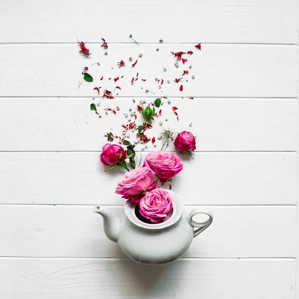 อชาและดอกก หลาบบนพ นหล งไม — ภาพถ่ายสต็อก