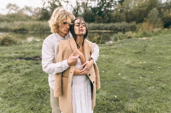 Beau Jeune Couple Habillé Dans Style Boho Marche Dans Forêt — Photo