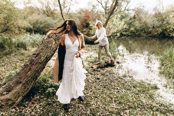 Bella Giovane Coppia Vestita Stile Boho Piedi Nella Foresta Soleggiata — Foto Stock