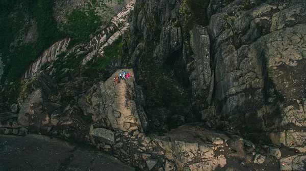 유명한 노르웨이 Trolltunga에 생생한 보기를 호수와 노르웨이 — 스톡 사진