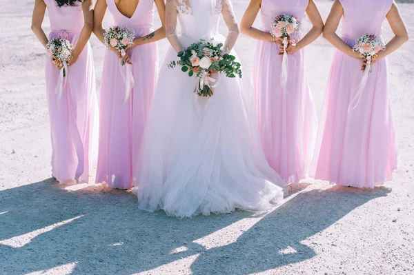 Noiva Damas Honra Vestidos Que Mantêm Buquês — Fotografia de Stock