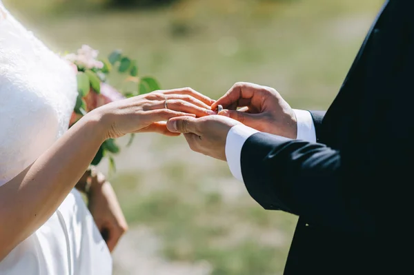 Groom Colocando Anel Dedo Noiva — Fotografia de Stock