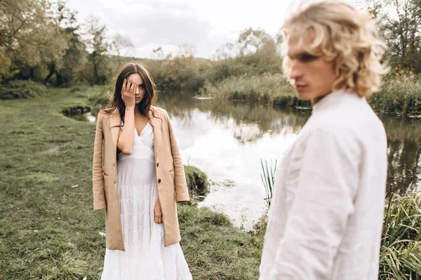 Bella Giovane Coppia Vestita Stile Boho Piedi Nella Foresta Soleggiata — Foto Stock