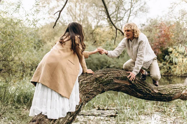 Belo Jovem Casal Estilo Boo Sentado Ramo Árvore Grande — Fotografia de Stock