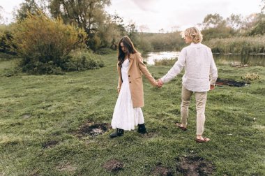 güzel genç çift güneşli ormanda yürüyüş boho tarzı giyinmiş