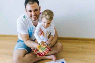 Baba ve oğul boya renkleri ile oynamak