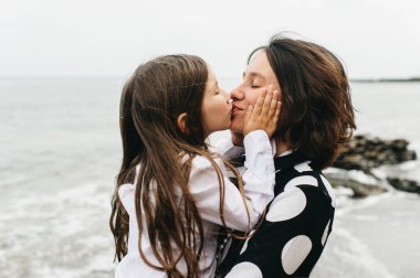 Anne ve kızı kumsalda eğleniyor