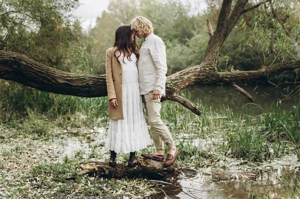 Schönes Junges Paar Boho Stil Beim Spazierengehen Sonnigen Wald — Stockfoto