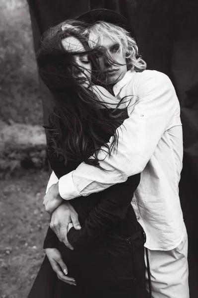 黒の背景に美しい若いカップルは感情に満ちて — ストック写真