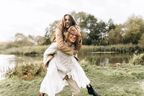 Güzel Genç Çift Güneşli Ormanda Yürüyüş Boho Tarzı Giyinmiş — Stok fotoğraf