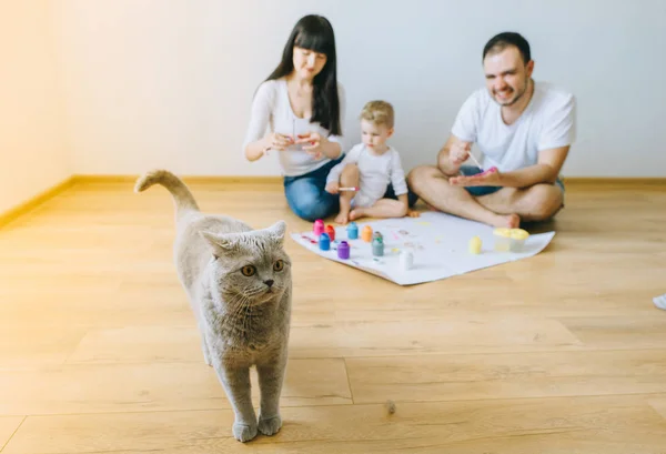 Son Med Föräldrar Och Katt Som Målar Affisch Och Annan — Stockfoto