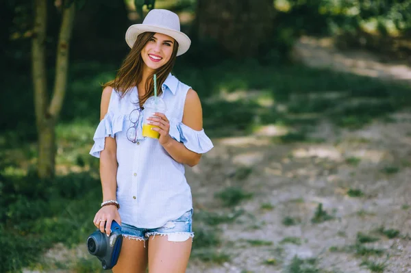 Bella Ragazza Parco Con Una Macchina Fotografica Succo Nelle Sue — Foto Stock