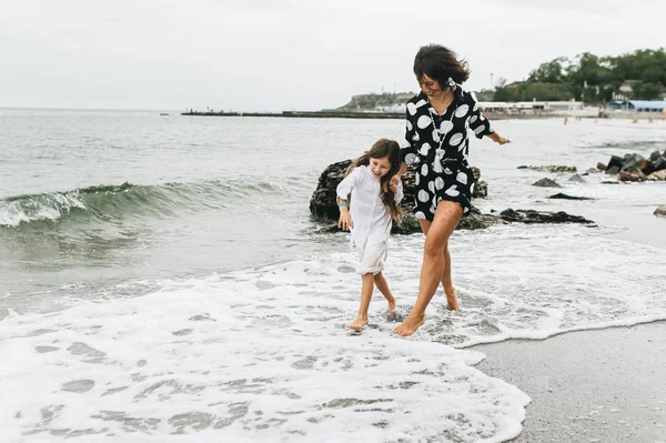 Madre Figlia Piedi Sulla Spiaggia Sabbia — Foto Stock