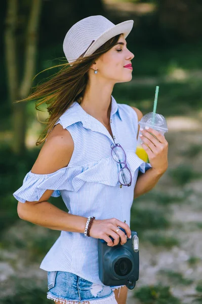 Bella Ragazza Parco Con Una Macchina Fotografica Succo Nelle Sue — Foto Stock