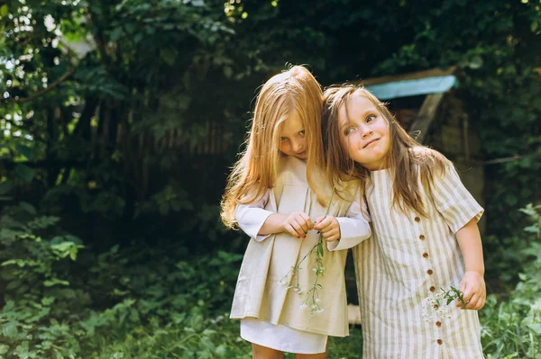 Δύο Όμορφα Κορίτσια Αντίκες Πουκάμισα Κοντά Ένα Πηγάδι — Φωτογραφία Αρχείου