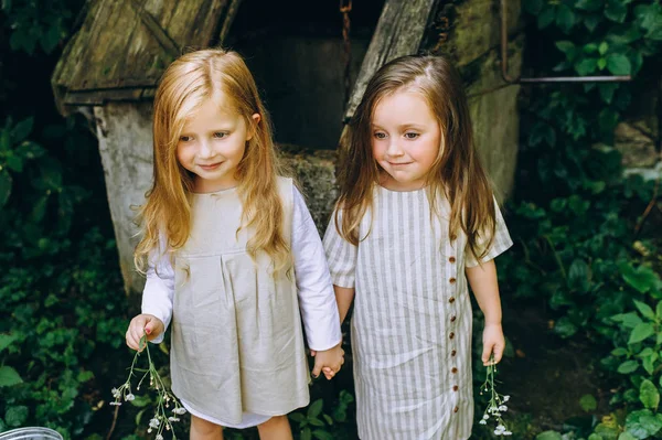 Duas Meninas Bonitas Camisas Antigas Perto Poço — Fotografia de Stock