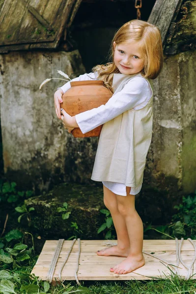 Linda Niña Con Pelo Rubio Aire Libre — Foto de Stock