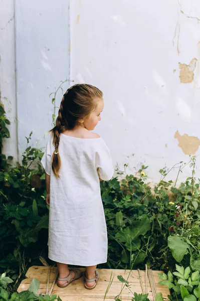 Menina Bonita Uma Camisa Branca Uma Grama Verde Contra Fundo — Fotografia de Stock