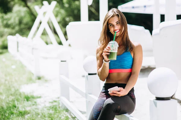 Bella Donna Sportiva Che Beve Frullato Verde Dopo Gli Esercizi — Foto Stock