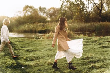 güzel genç çift güneşli ormanda yürüyüş boho tarzı giyinmiş