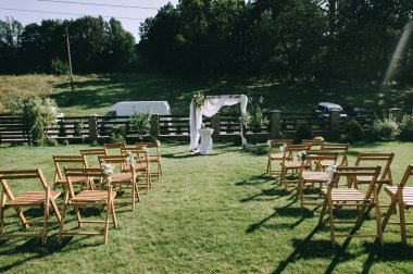 kahverengi sandalye bir çim çim weding sunağına önünde stand